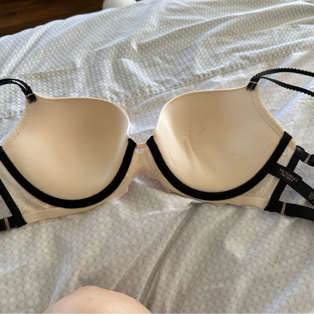 Victoria Secret  Lace Push-Up Bra with Adjustable Straps. NWOT